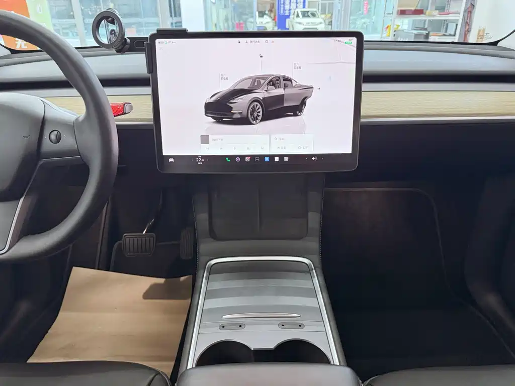 Tesla Model Y — миниатюра 13