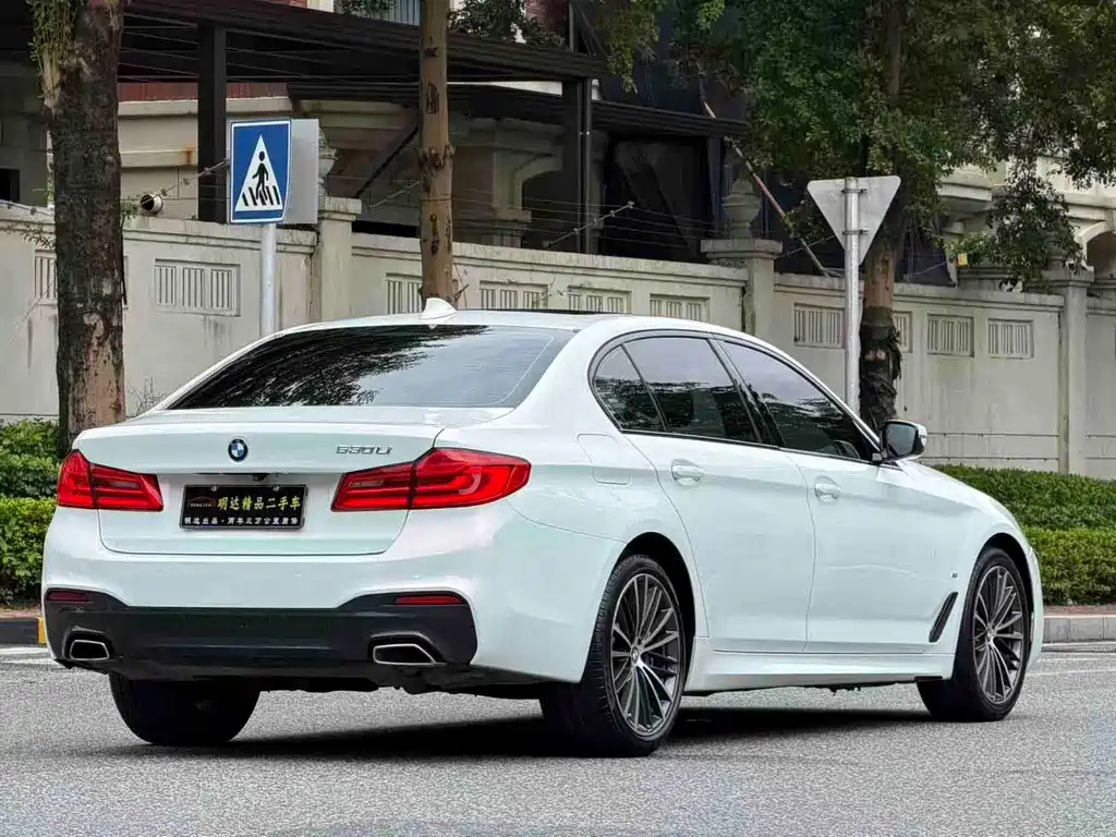 BMW 5 Series — миниатюра 7