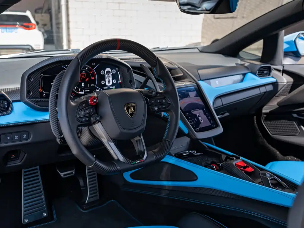 LAMBORGHINI REVUELTO