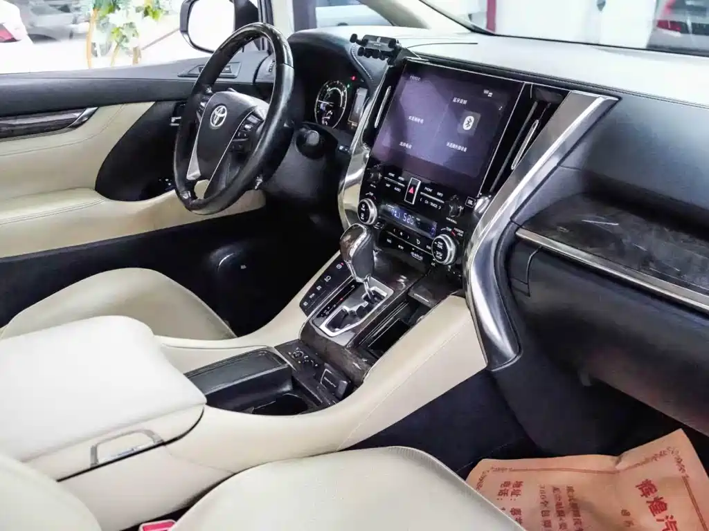 Toyota Alphard — миниатюра 4