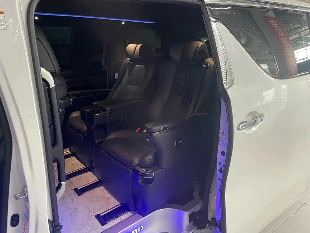 Toyota Alphard — миниатюра 9