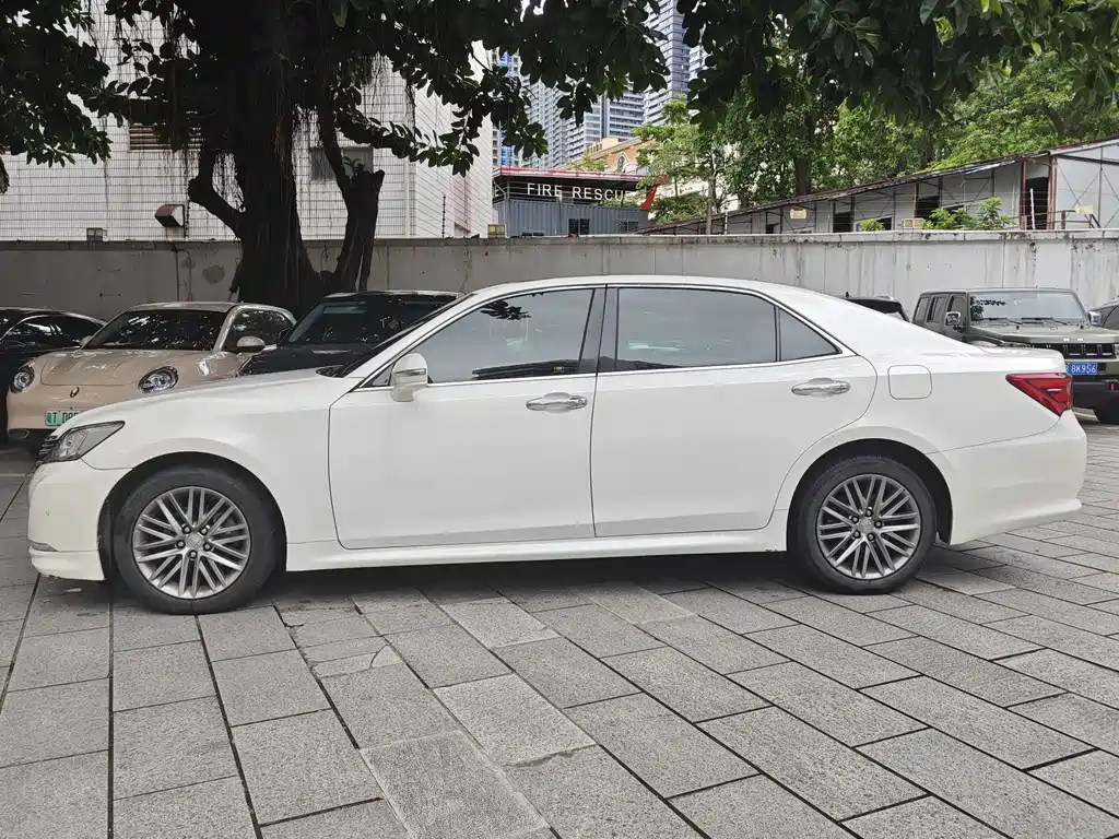 Toyota Crown — миниатюра 3