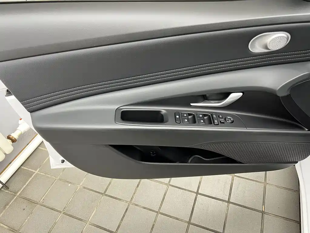 Hyundai Elantra — миниатюра 15