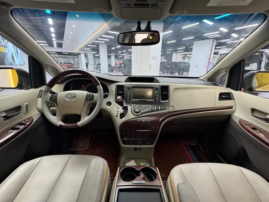 Toyota Sienna — миниатюра 16
