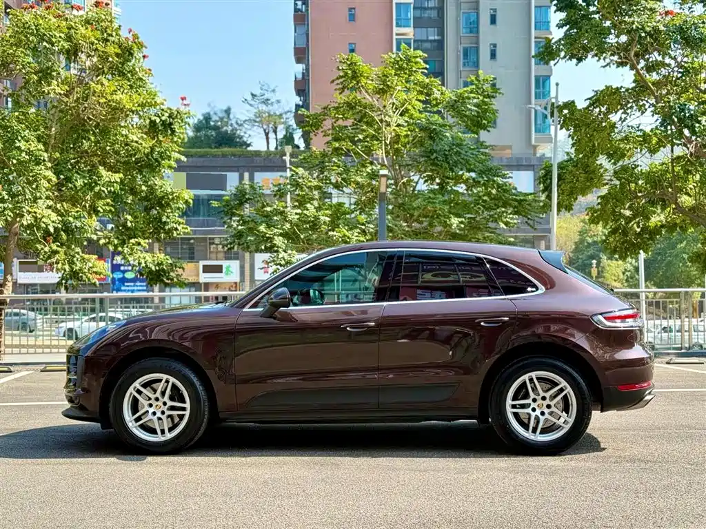 PORSCHE MACAN