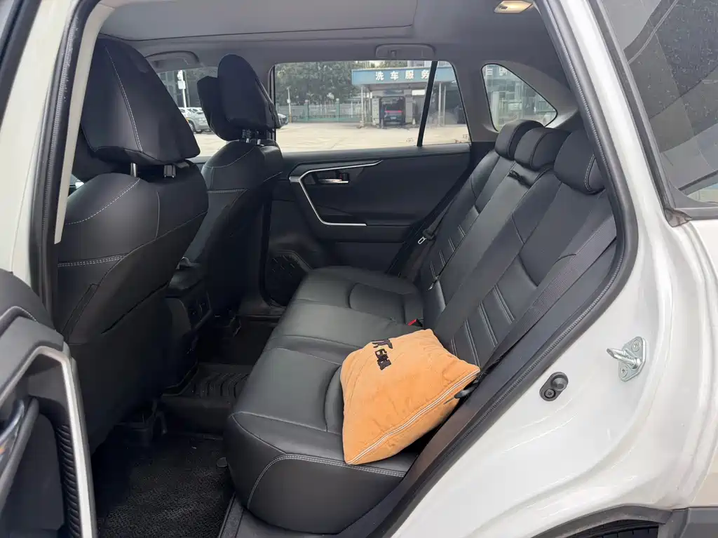 Toyota RAV4 — миниатюра 7