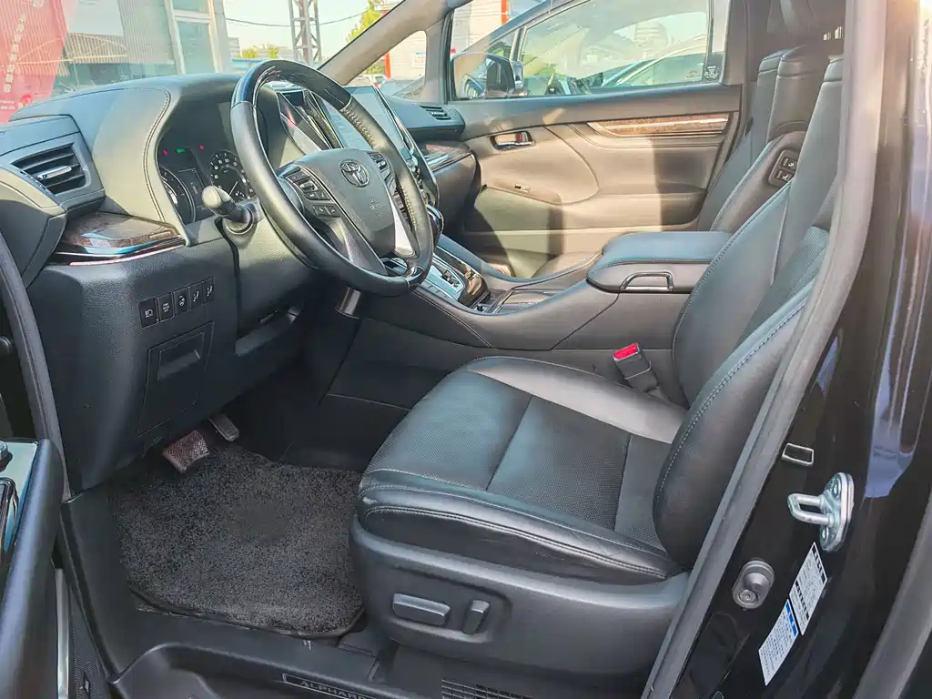 Toyota Alphard — миниатюра 6