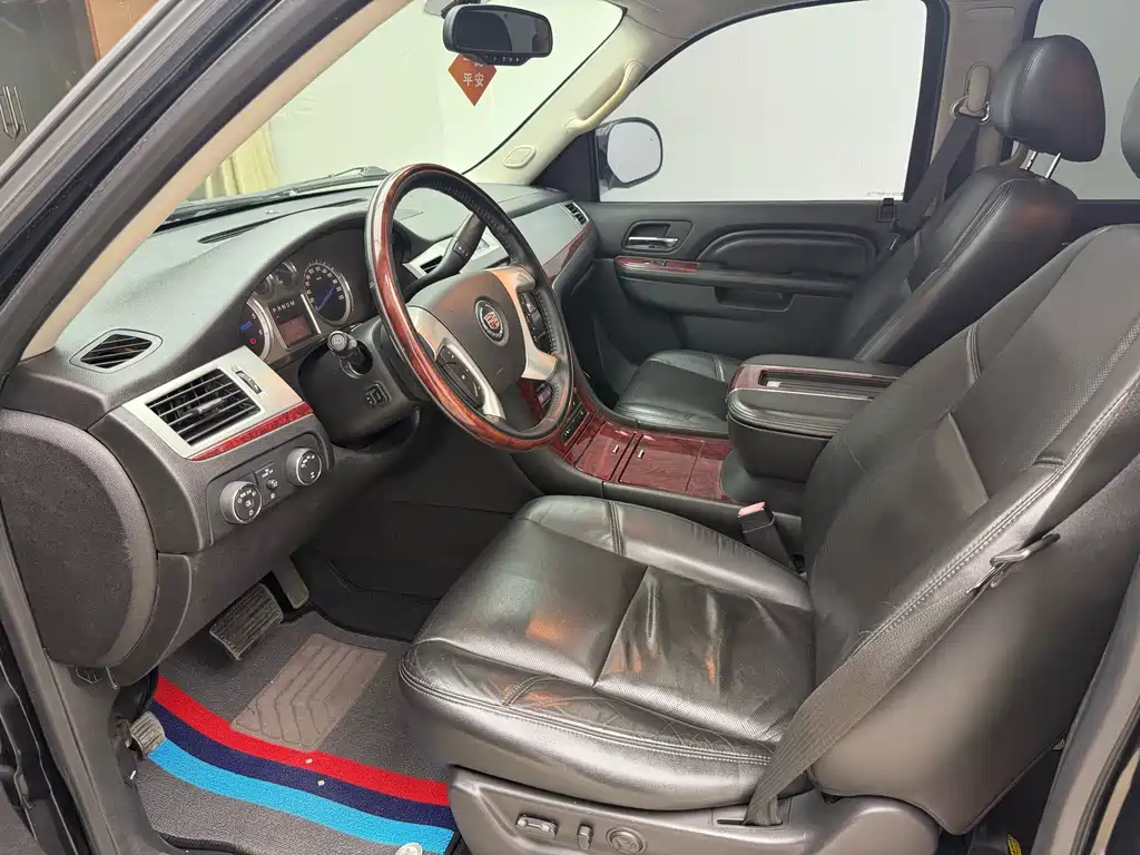 Cadillac Escalade — миниатюра 8
