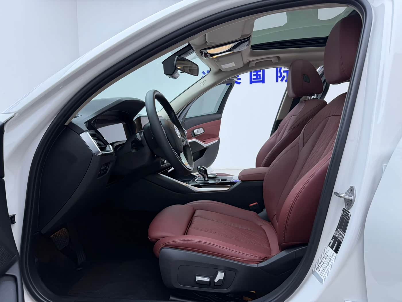 BMW 3 Series 2.0 л 2023 г. Белый, пробег 40000 км