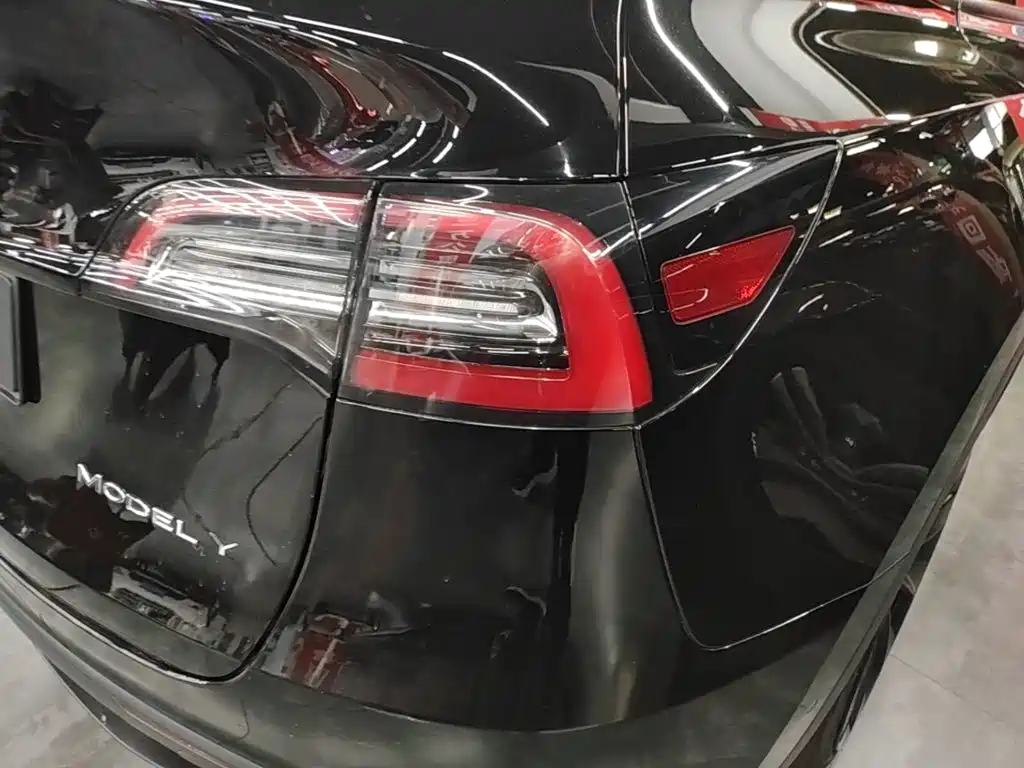 Tesla Model Y — миниатюра 8