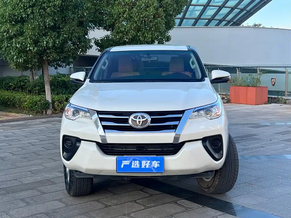 Toyota Fortuner — миниатюра 2