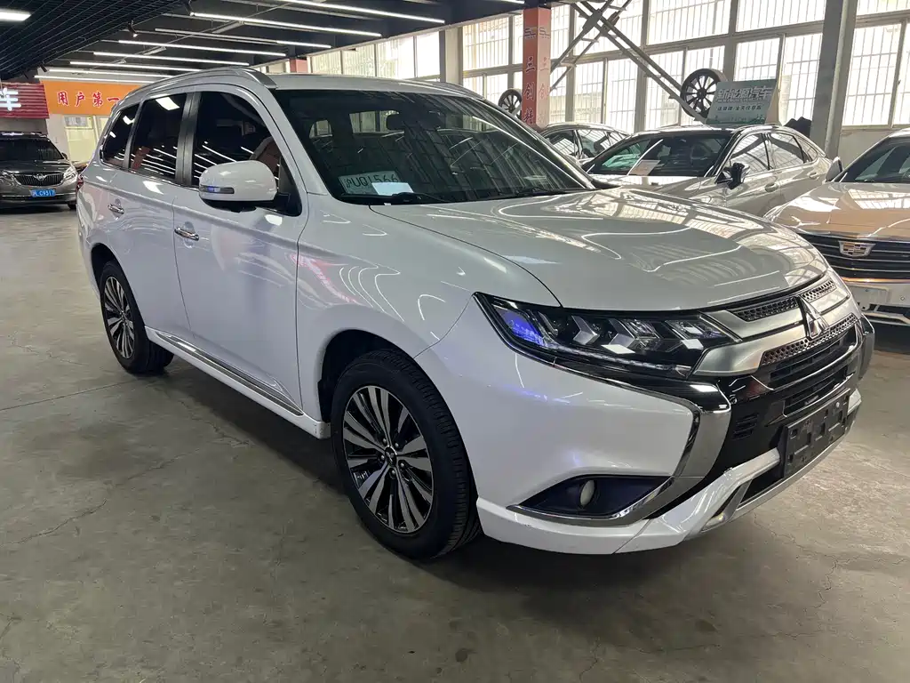 Mitsubishi Outlander 2021 2.4L 7 мест