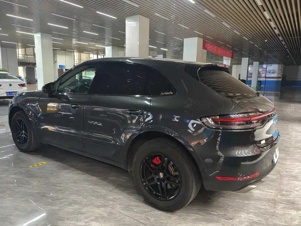 PORSCHE MACAN