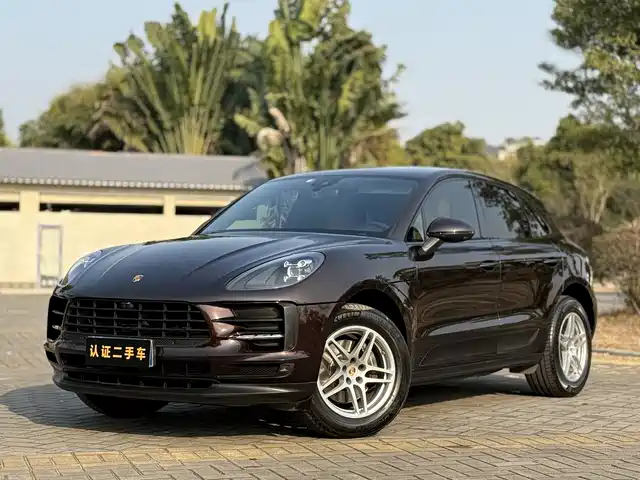 PORSCHE MACAN