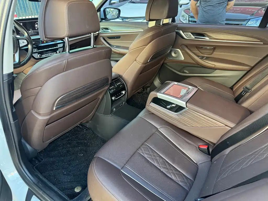 BMW 5 Series — миниатюра 10