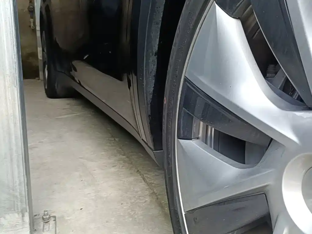 Tesla Model Y — миниатюра 21