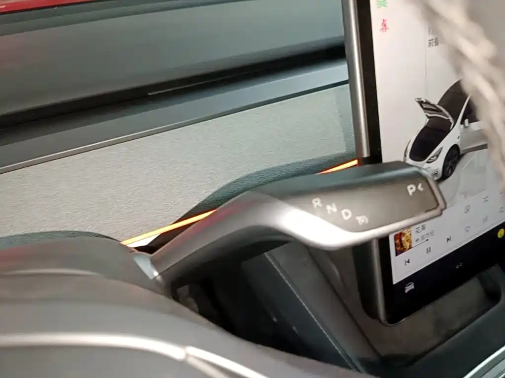 Tesla Model Y — миниатюра 14