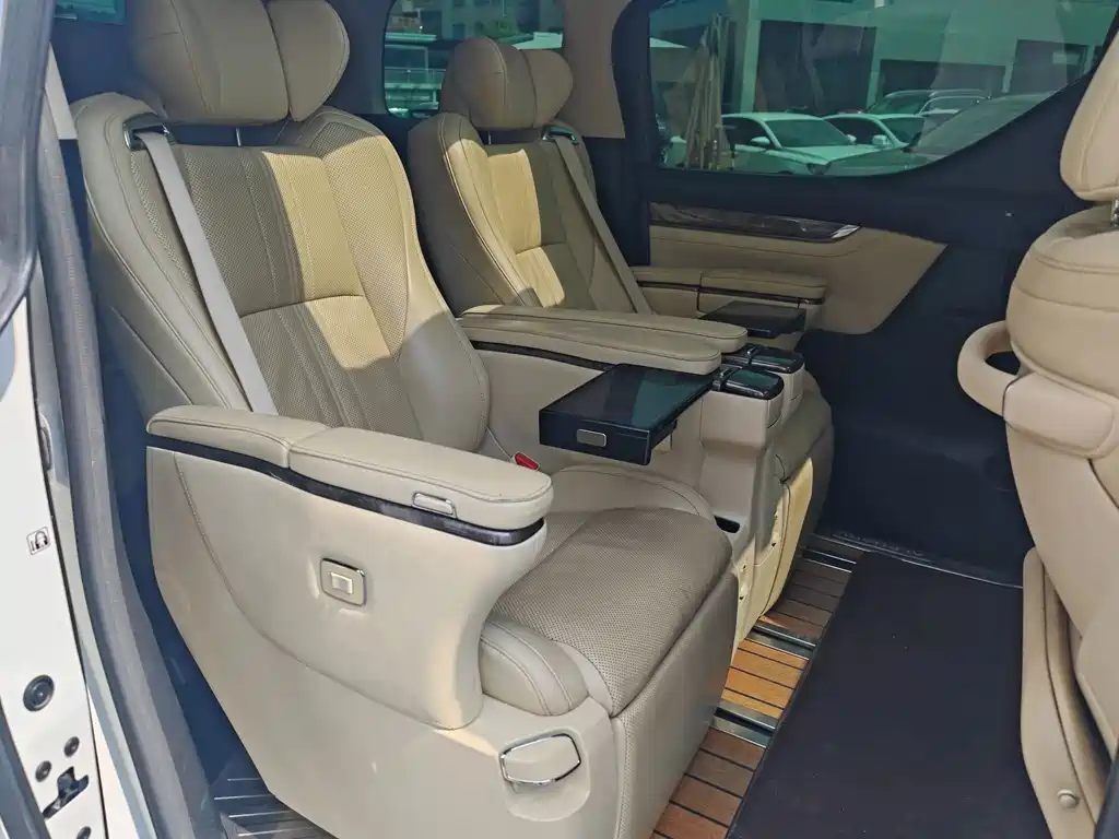 Toyota Alphard — миниатюра 13