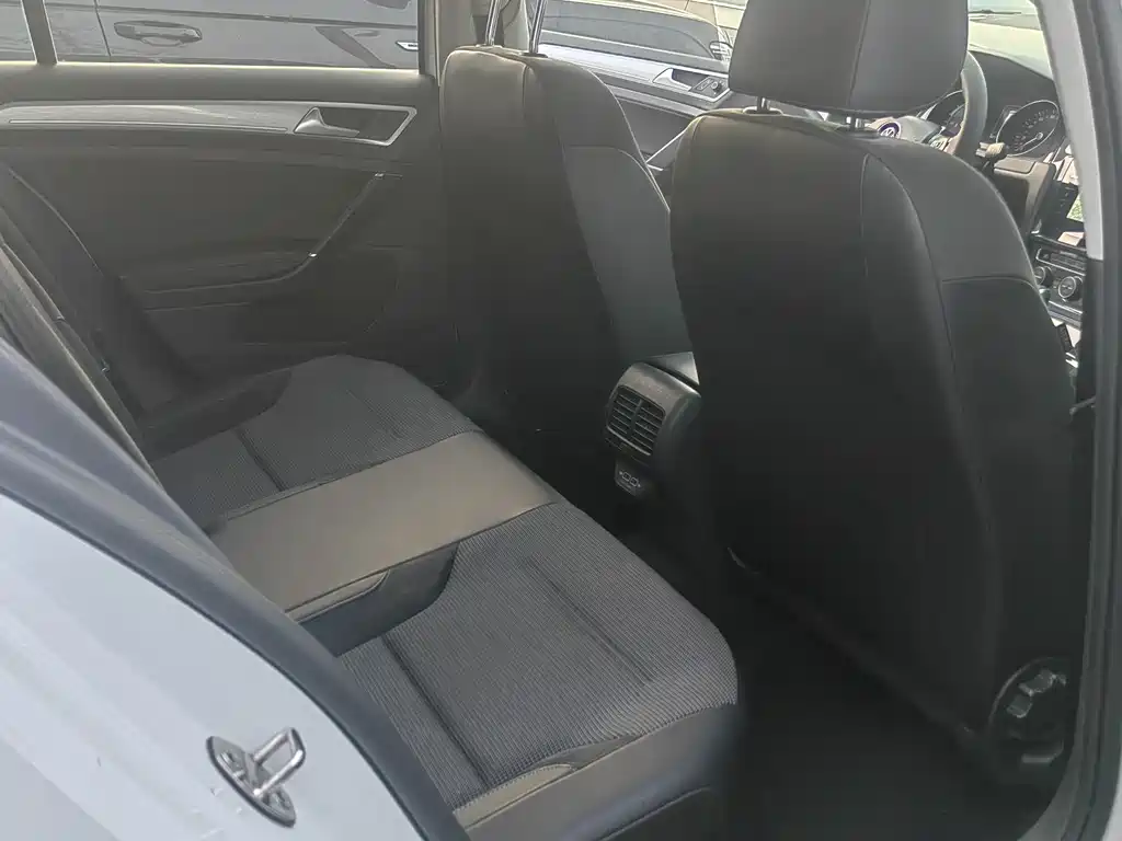 Volkswagen Golf EV — миниатюра 10