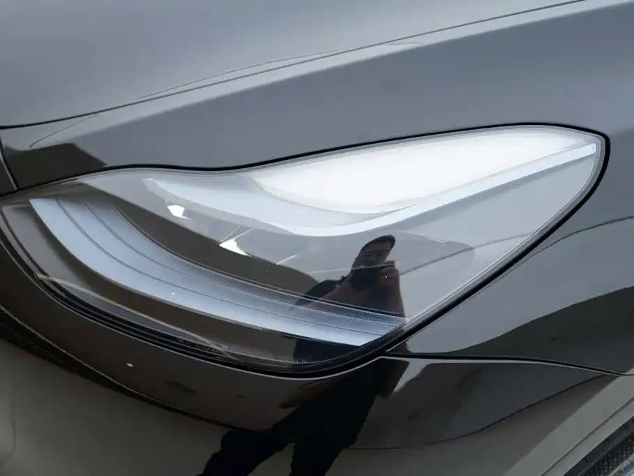 Tesla Model Y — миниатюра 12