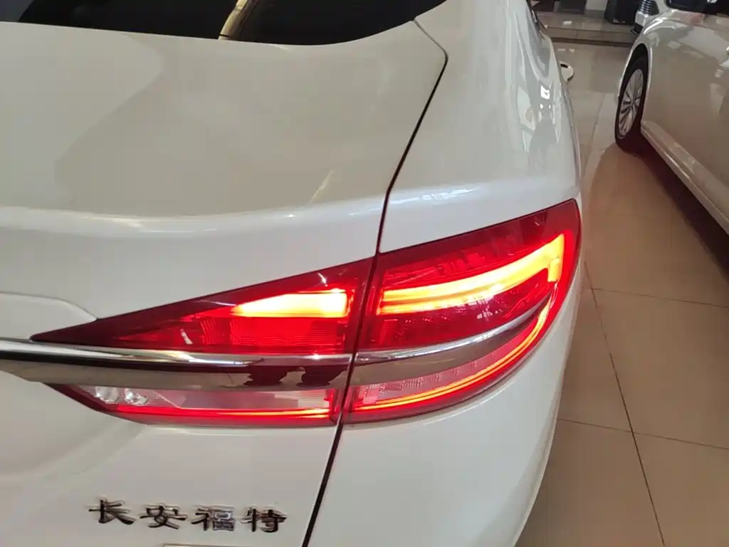 Ford Mondeo — миниатюра 8