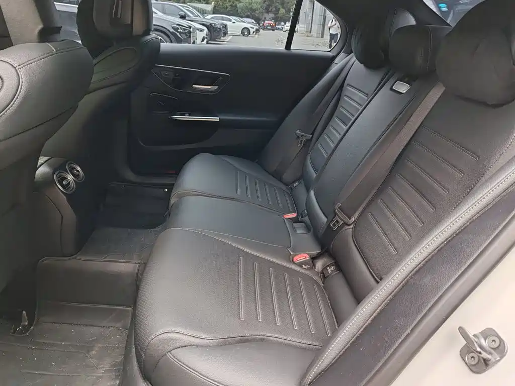 Mercedes-Benz C-Class — миниатюра 12
