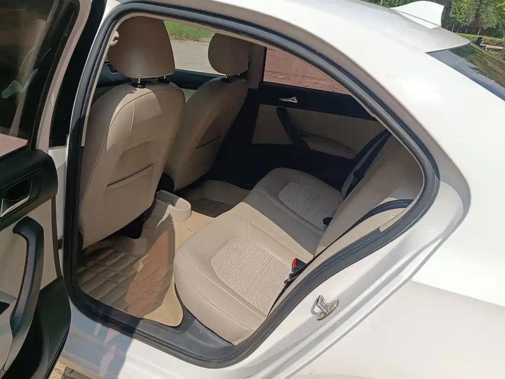 Skoda Rapid — миниатюра 8