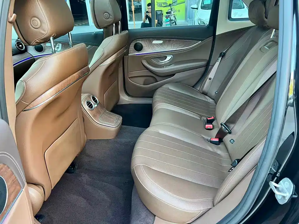 Mercedes-Benz E-Class — миниатюра 6