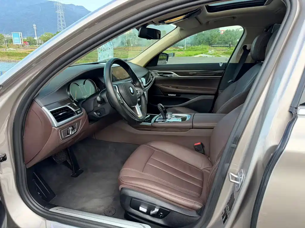 BMW 7 Series — миниатюра 4