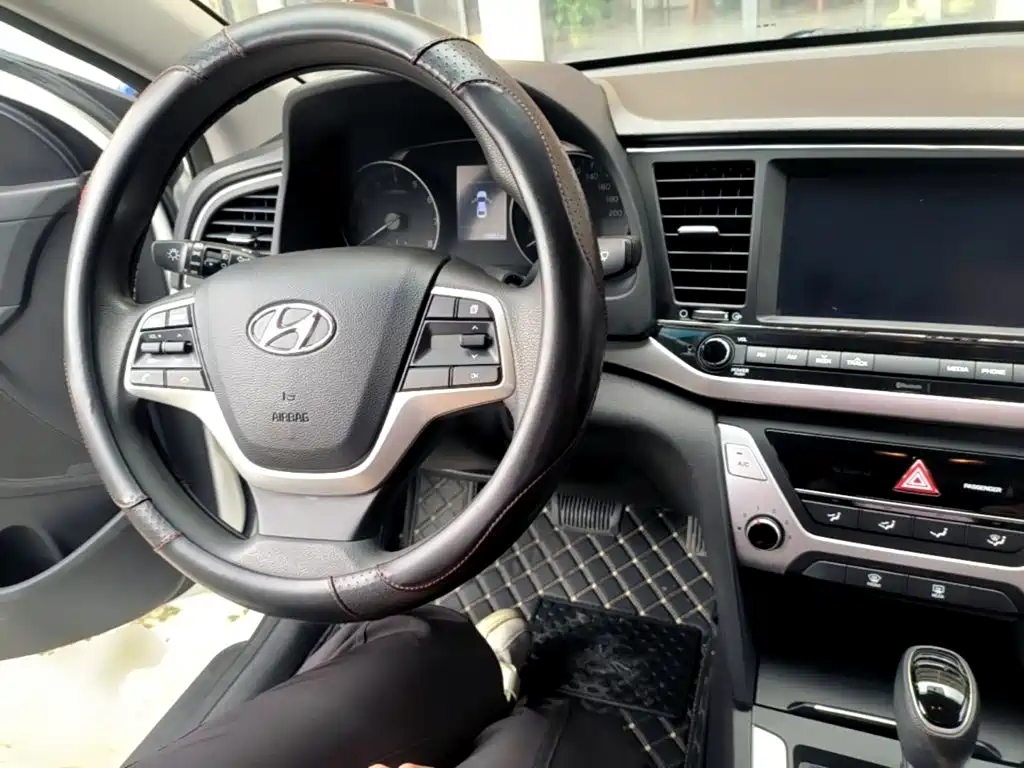 Hyundai Elantra — миниатюра 10