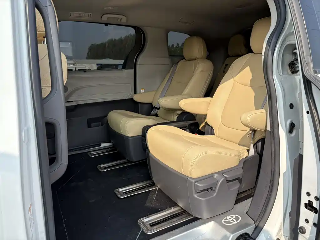 Toyota Sienna — миниатюра 8