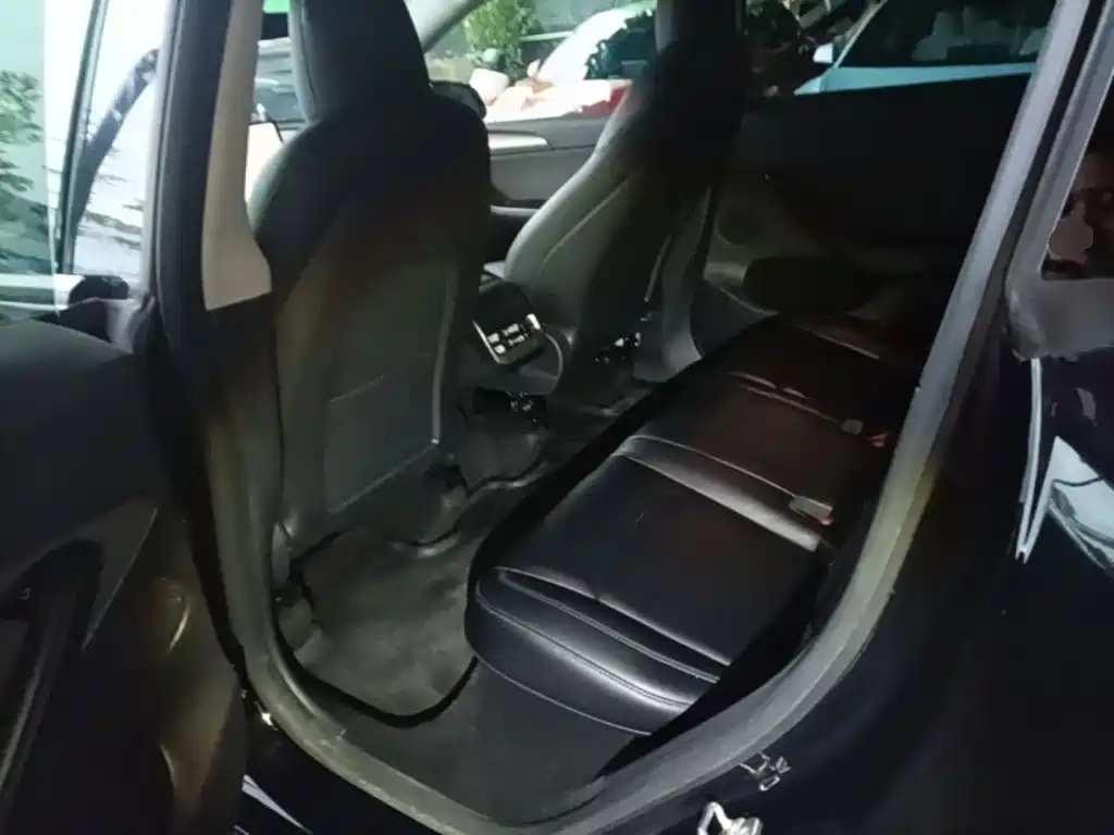 Tesla Model Y — миниатюра 17