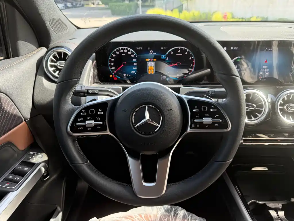 Mercedes-Benz GLB — миниатюра 27