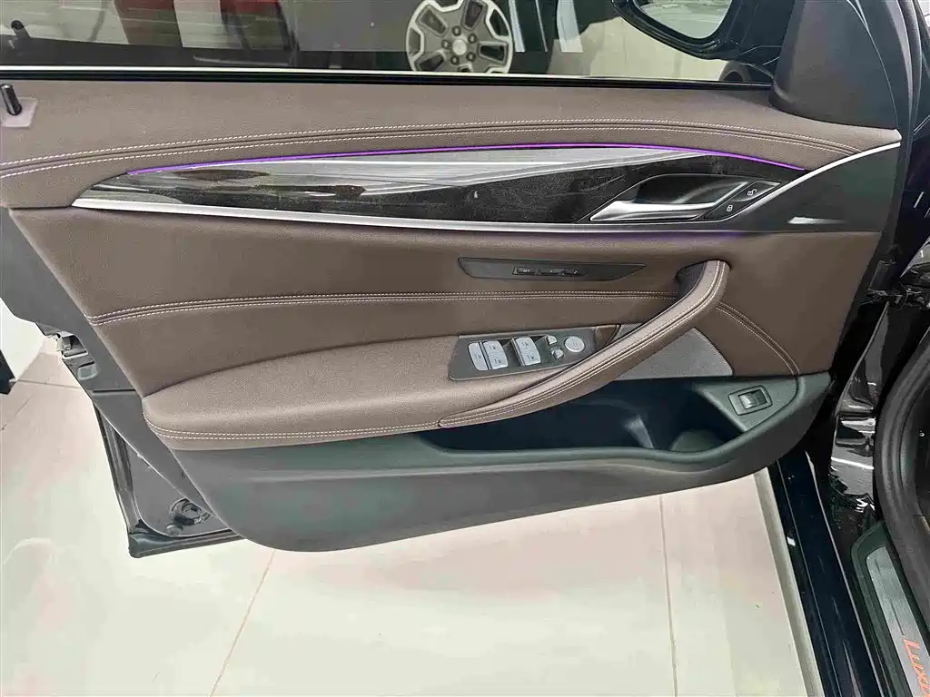 BMW 5 Series — миниатюра 6