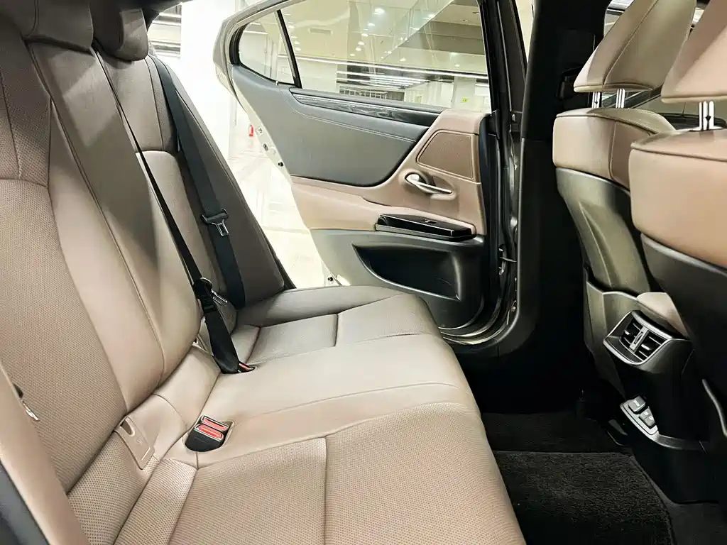 Lexus ES — миниатюра 9