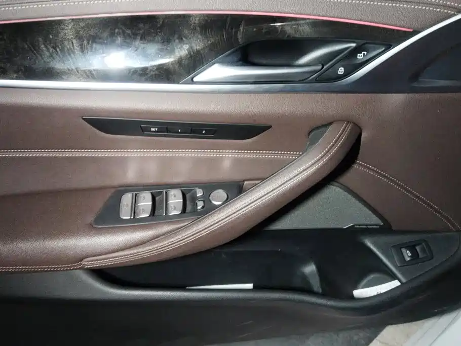 BMW 5 Series — миниатюра 7