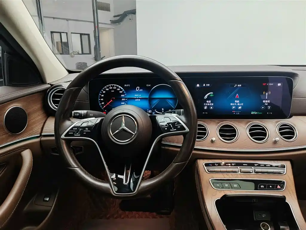 Mercedes-Benz E-Class — миниатюра 6