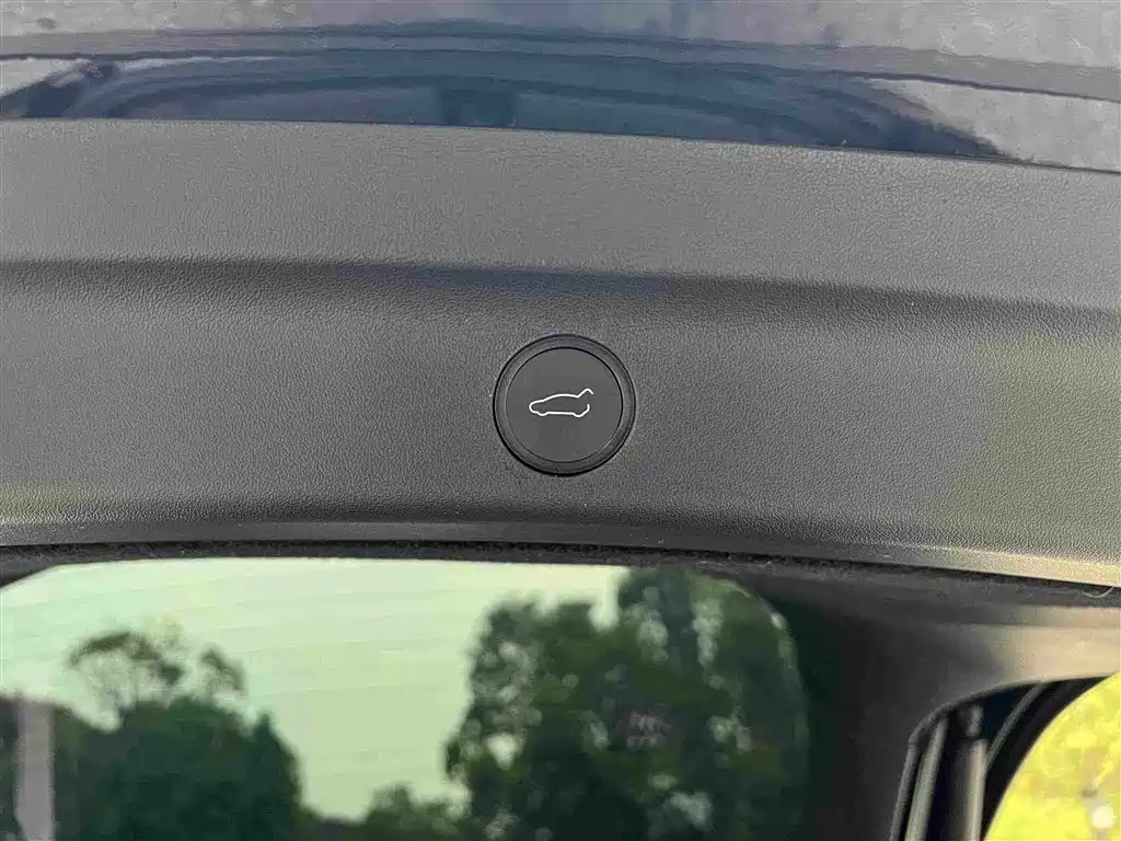Tesla Model Y — миниатюра 24