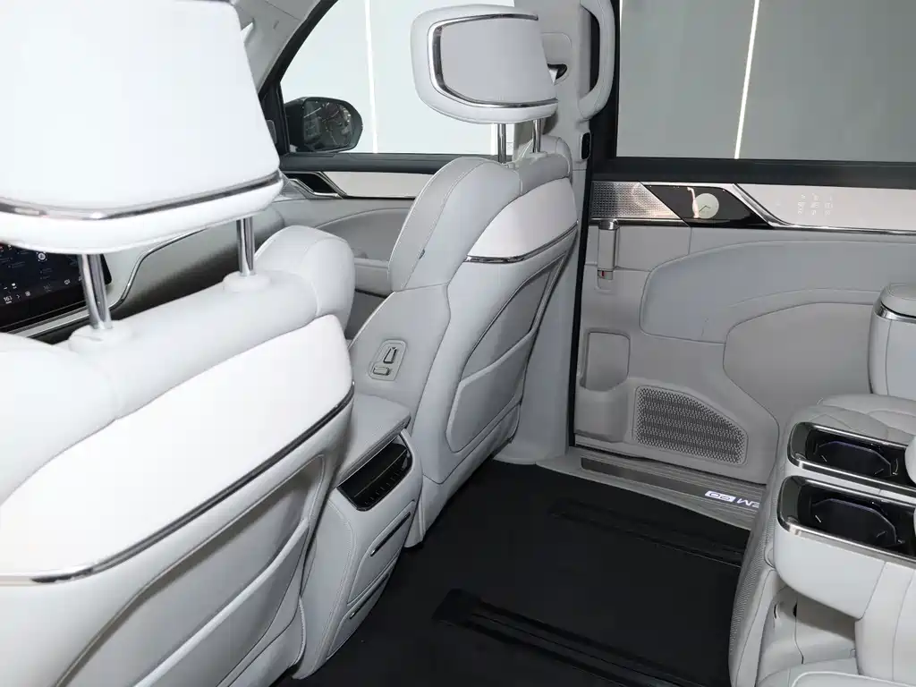 Volvo EM90 — миниатюра 11