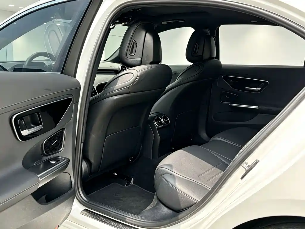 Mercedes-Benz C-Class — миниатюра 6
