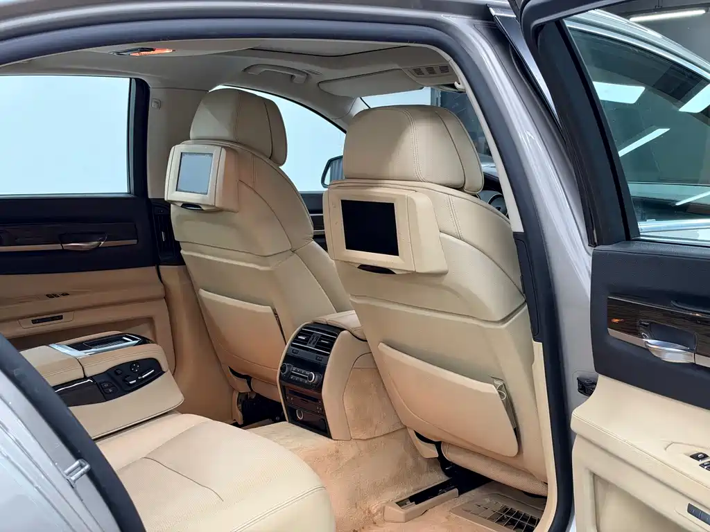 BMW 7 Series — миниатюра 13