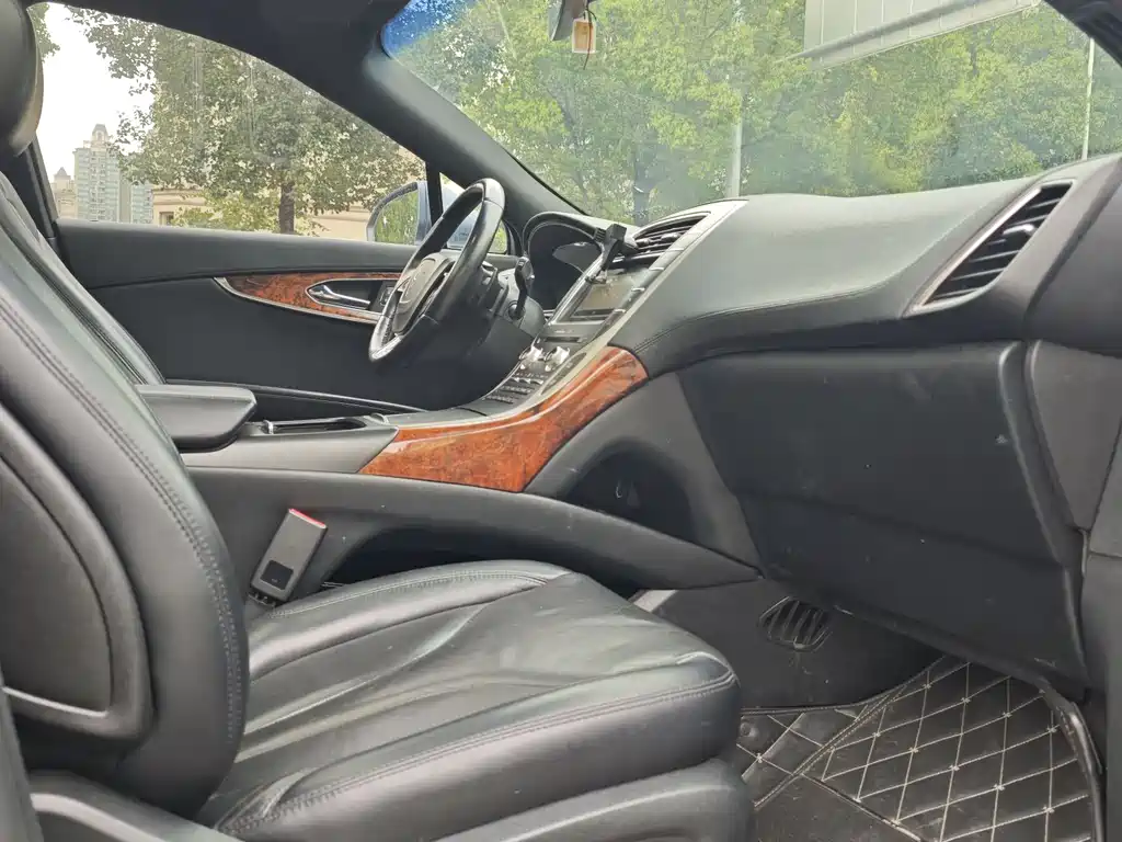 LINCOLN NAVIGATOR (IMPORT)