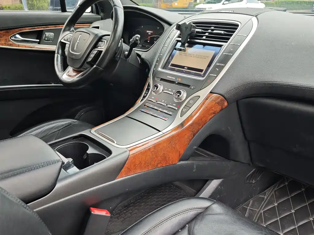 LINCOLN NAVIGATOR (IMPORT)