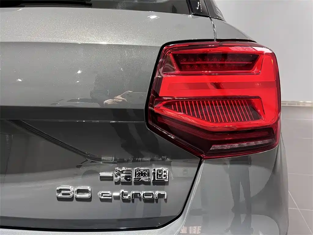 Audi Q2L e-tron — миниатюра 14
