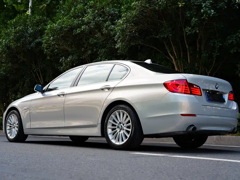 BMW 5 Series — миниатюра 12