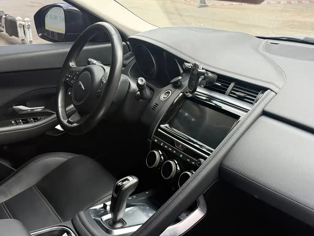 Jaguar E-PACE — миниатюра 6