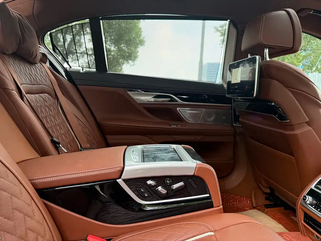 BMW 7 Series — миниатюра 12