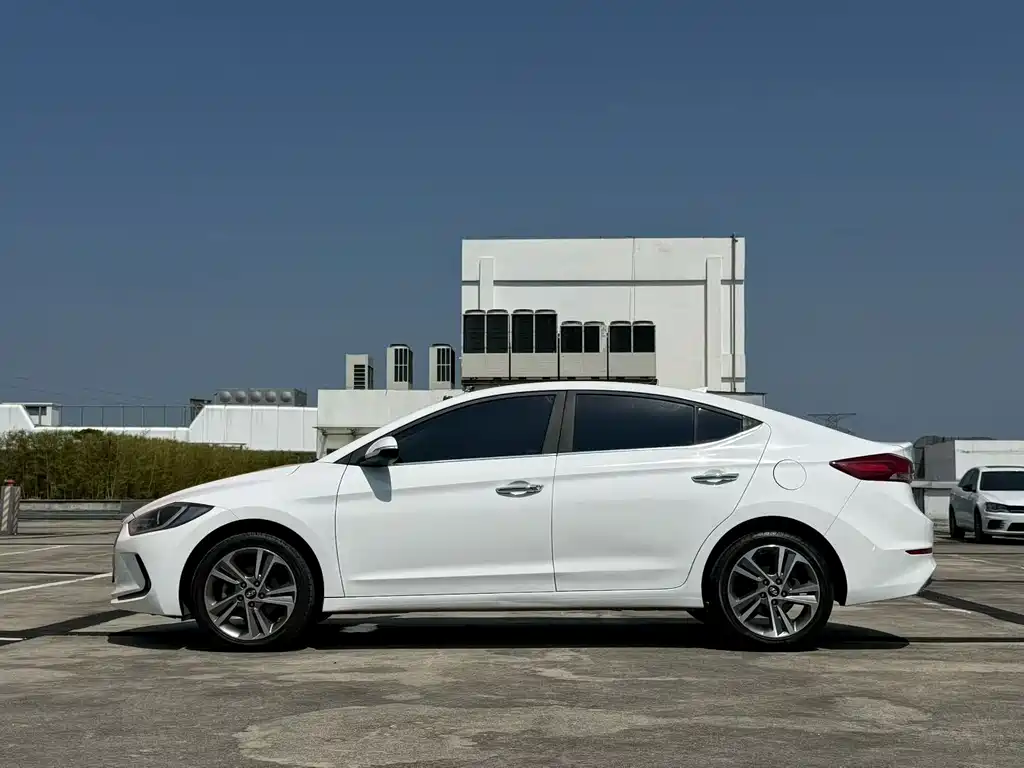 Hyundai Elantra — миниатюра 6