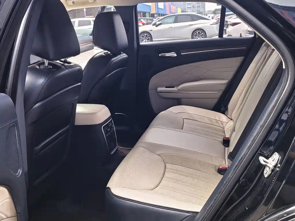 Chrysler 300C — миниатюра 13