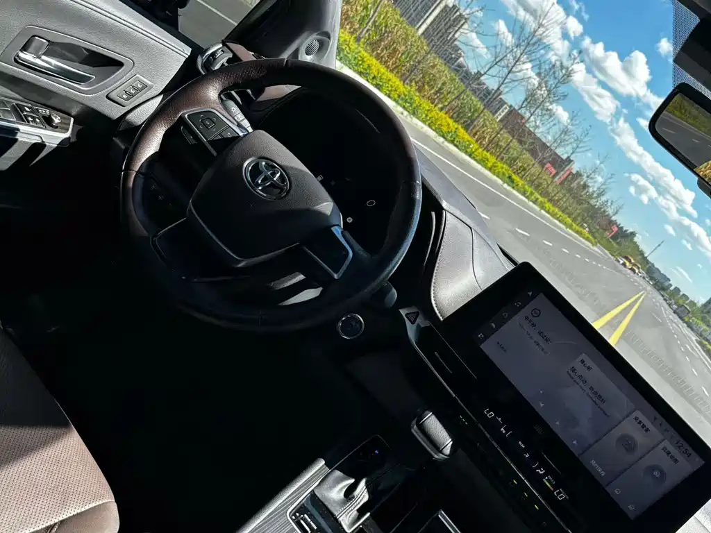 Toyota Granvia — миниатюра 5